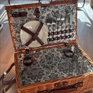 🧺 Picnic Basket with Faux Leather Trim